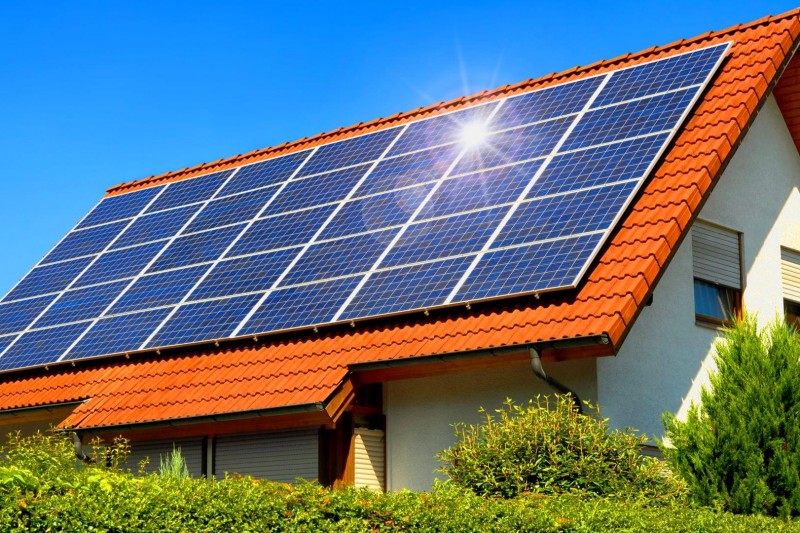 fotowoltaika kolektory słoneczne na dachu domu jednorodzinnego