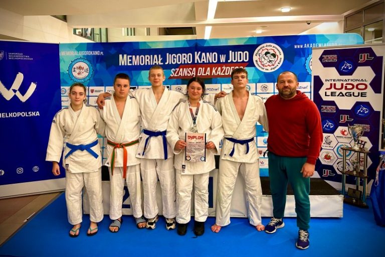 Zawodnicy UKS Judo Tuliszków wraz ze swoim trenerem