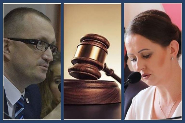 od lewej: Romuald Antosik; w środku: sądowy młotek; od prawej: Mariola Kadrzyńska-Siwek