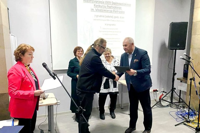 wiceburmistrz Jerzy Kurzawa wręcza nagrody laureatom konkursu poetyckiego