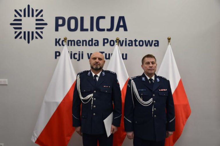 od lewej: komisarz Dariusz Szczepański, Komendant Powiatowy policji w Turku inspektor Andrzej Haraś
