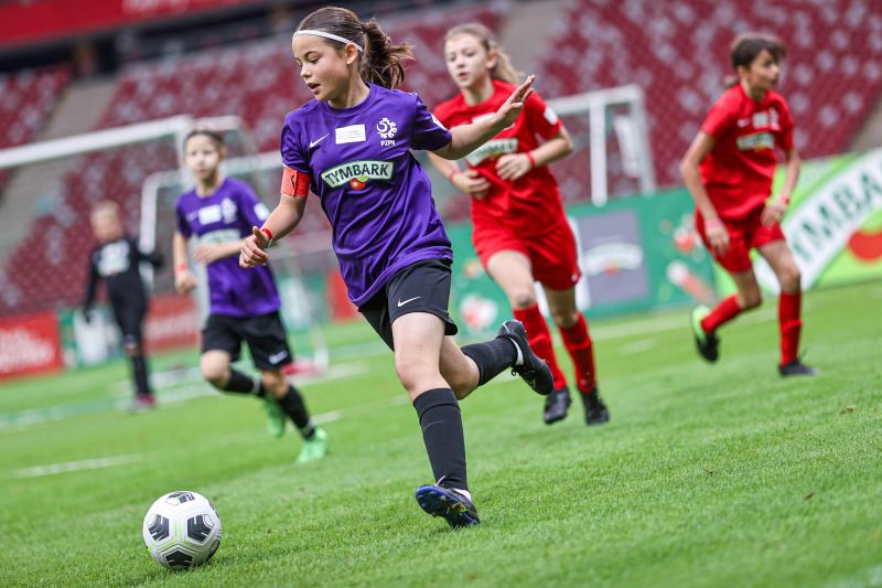 młode piłkarki na murawie Stadionu Narodowego grają w piłkę