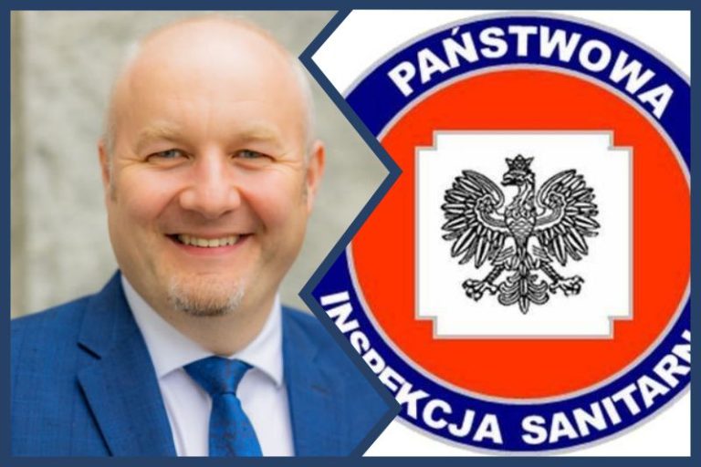 Artur Przyszło, powiatowy Inspektor Sanitarny w Turku; z prawej logo Państwowej Inspekcji Sanitarnej