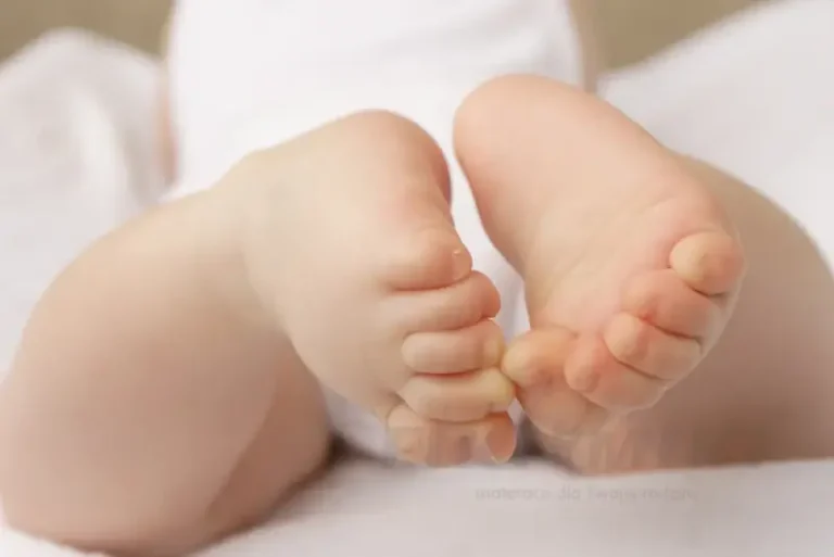 nóżki noworodka