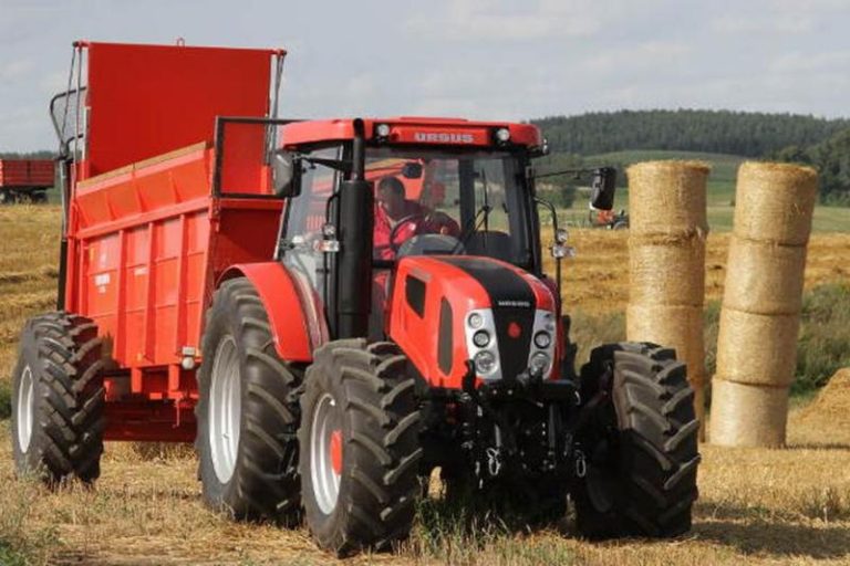 ciągnik w trakcie prac podczas żniw