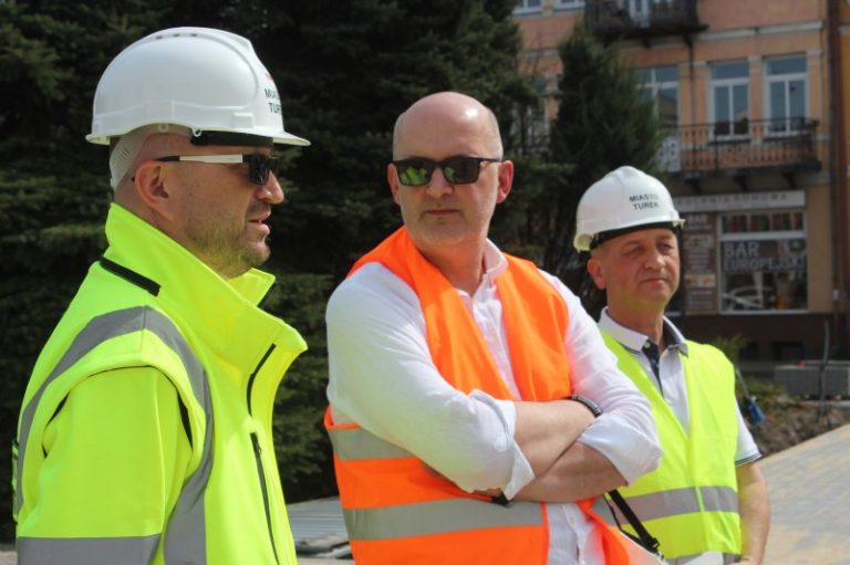od lewej: burmistrz Romuald Antosik w kasku, radny Dariusz Kałużny bez kasku, radny Grzegorz Wojtaszek w kasku