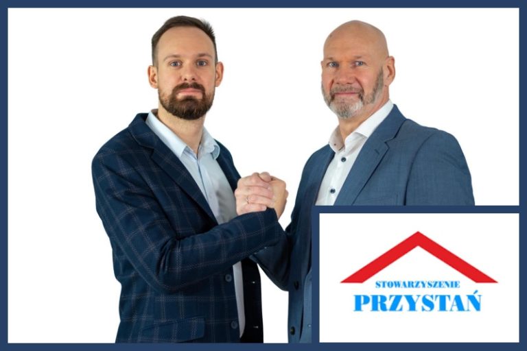 Duże zdjęcie: radni Mikołaj i Jacek Sulkowscy (syn i ojciec); małe zdjęcie: logo stowarzyszenia Przystań