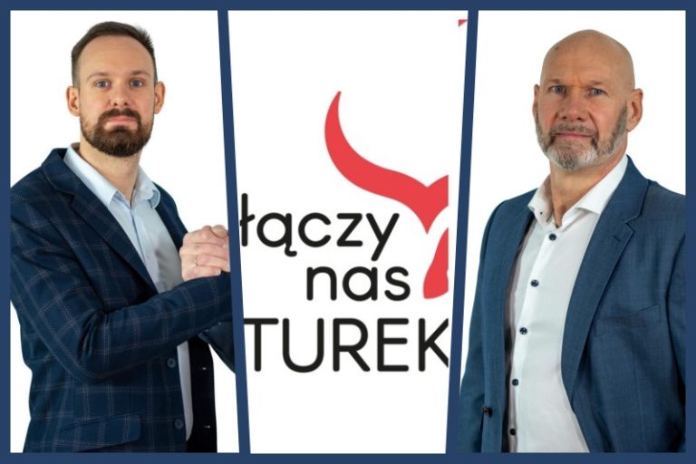 Od lewej: Mikołaj Sulkowski, logo "Łączy nas Turek", Jacek Sulkowski