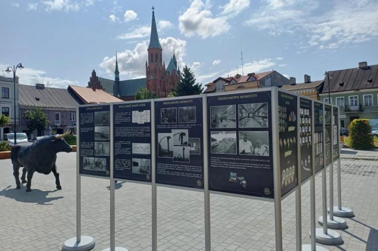 Wystawa plenerowa na rynku w Turku | 90 lat mleczarni – historia, która łączy pokolenia