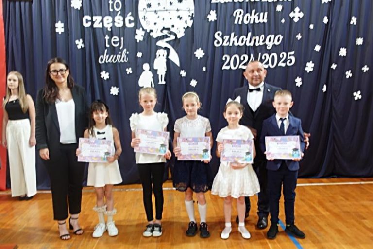 Radna Marta Kiszewska oraz dyrektor Zbigniew Zieliński w uczniami z klas I-III podczas zakończenia roku szkolnego w SP nr 4 w Turku