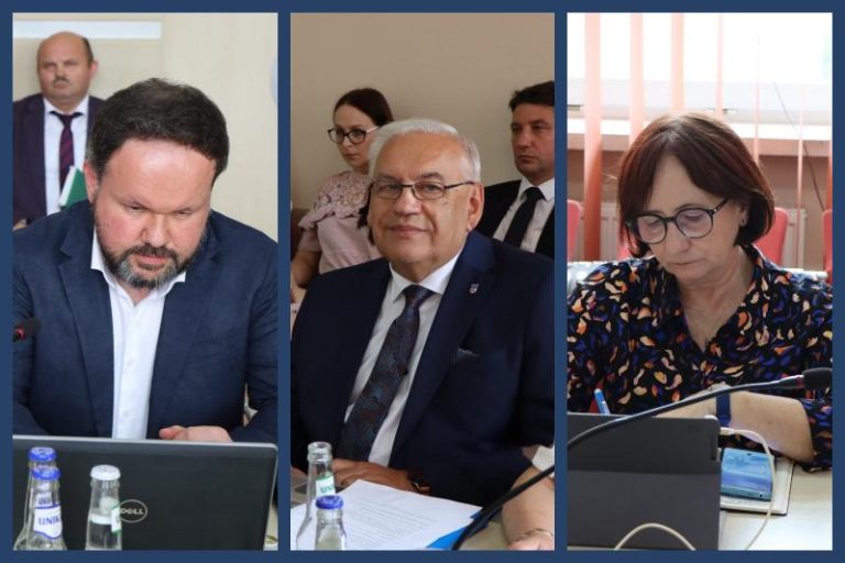 od lewej: radny Krzysztof Świerk, starosta Jan Smak, radna Elżbieta Michałowicz