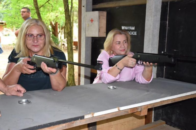 Dwie uczestniczki zawodów strzeleckich celują na strzelnicy w Russocicach