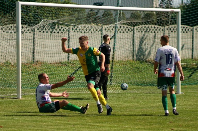 Mecz 3 kolejki klasy okręgowej (Wlkp. gr. VI) Pogoń Stawiszyn vs. Tur turek 2:4 Zawodnicy cieszący się po strzelonej bramce