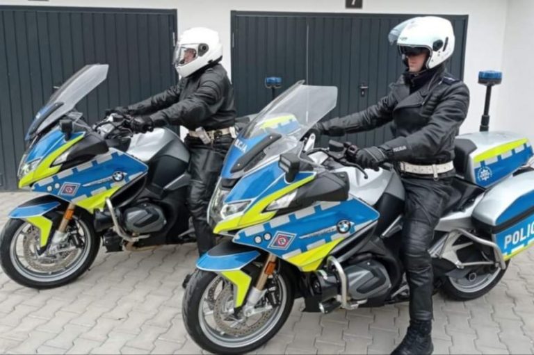 Policjanci z drogówki na motocyklach - "ścigaczach"
