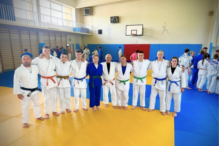 Zawodnicy UKS Judo Tuliszków w zbiorowym zdjęciu w sali sportowej podczas zgrupowania w Żywcu