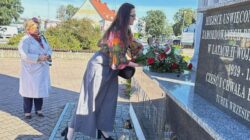 Wiceprzewodnicząca Rady Miejskiej Turku Marta Kiszewska, w imieniu delegacji PO Turek składa wiązankę kwiatów na pomniku "Nigdy więcej wojny" w turku | 27.09.2025 r.