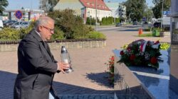 Przewodniczący PO Turek Dariusz Młynarczyk ze zniczem przed pomnikiem "Nigdy więcej wojny" | 27.09.2025 r.