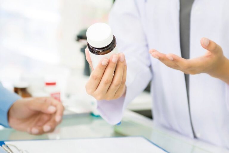 farmaceuta z buteleczką tabletek - zdjęcie ilustracyjne