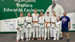 zawodnicy UKS Judo Tuliszków z trenerem Michałem Gajem (pierwszy z prawej)