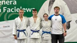 zawodnicy UKS Judo Tuliszków z trenerem Bartoszem Tuńczykiem (pierwszy z prawej)