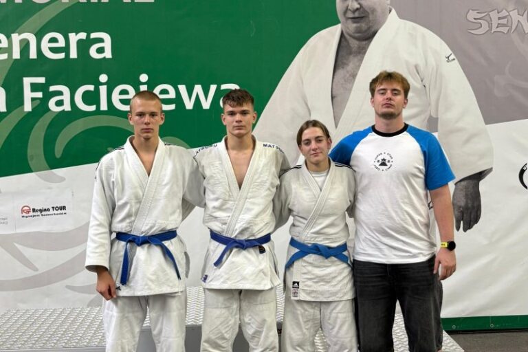 zawodnicy UKS Judo Tuliszków z trenerem Bartoszem Tuńczykiem (pierwszy z prawej)