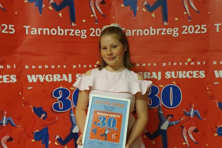 Agata Zenek prezentuje dyplom zdobyty w 30. edycji konkursu "Wygraj sukces" - Tarnobrzeg (2025)