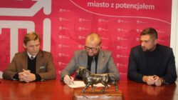 od lewej: starosta kaliski Jan Kłysz, burmistrz Turku Romuald Antosik, wicestarosta kaliski Paweł Kaleta - podpisanie umowy przekazania gruntów
