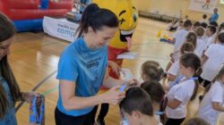 SP nr 1 Turek. Monika Pyrek Camp (2025). Monika Pyrek wręcza pamiątkowe medale