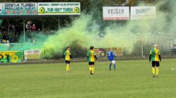 Mecz 9. kolejki klasy okręgowej w sezonie 2025/2026 | Tur Turek vs. Orzeł Grzegorzew 0:1 | odpalone flary dymne w kolorach zielonym, żółtym, czarnym