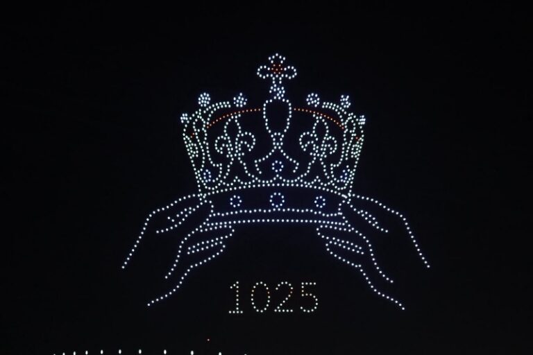 Korona króla Polski - nocny pokaz dronów