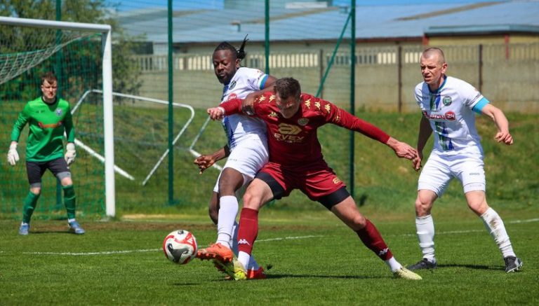 Orzeł Kawęczyn traci dystans. Porażka z LKS Jankowy