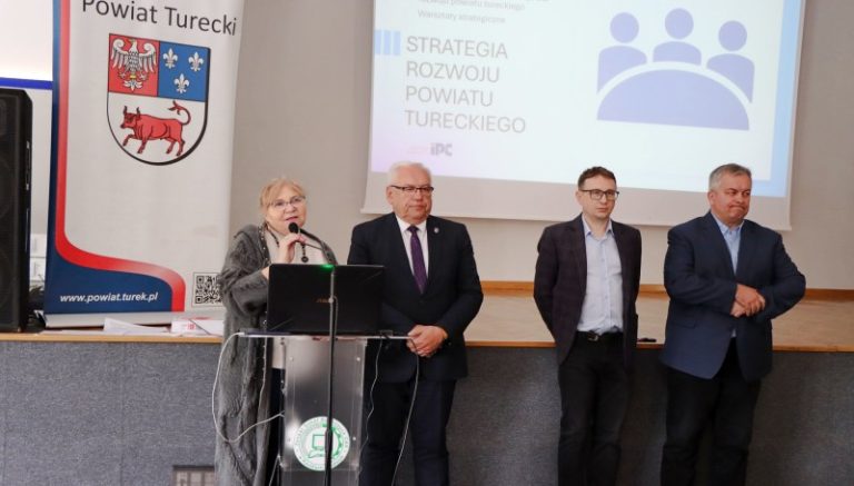 Eksperci, samorządowcy i społecznicy debatowali o przyszłości powiatu