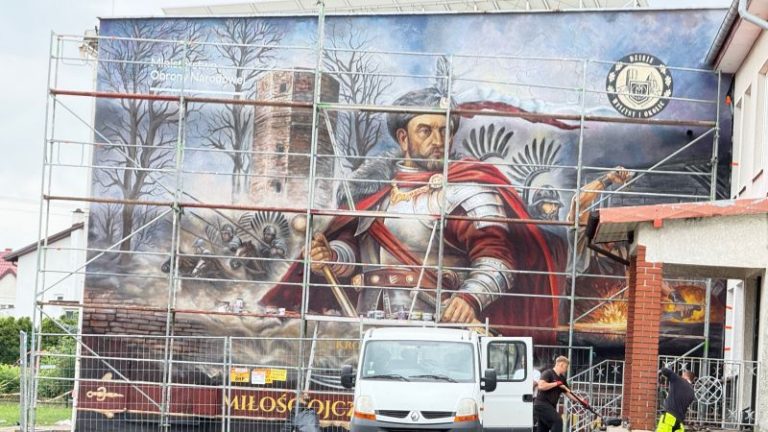 Mural w Wyszynie nabiera barw. W kuźni zapłonął ogień